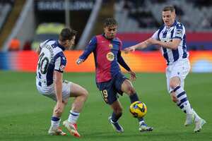 El delantero español de la Real Sociedad #40 Arkaitz Mariezkurrena Etxezarreta, el delantero español del Barcelona #19 Lamine Yamal y el defensa español de la Real Sociedad #17 Sergio Gómez compiten por el balón durante el partido de fútbol de la liga española entre el FC Barcelona y la Real Sociedad en el Estadi Olimpic Lluis Companys de Barcelona el 2 de marzo de 2025. (Foto de LLUIS GENE / AFP)