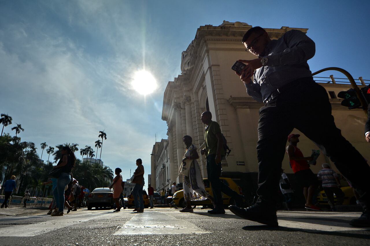 Hace menos de una semana, el mundo registró el día más caluroso de la historia, un récord alarmante si se tiene en cuenta que la temperatura media global habitualmente sigue subiendo hasta finales de julio e inicios de agosto debido al verano boreal.
La Organización Meteorológica Mundial advierte que las temperaturas podrían subir más y este pronóstico se refleja en la nueva ola de calor que azota a algunos países
