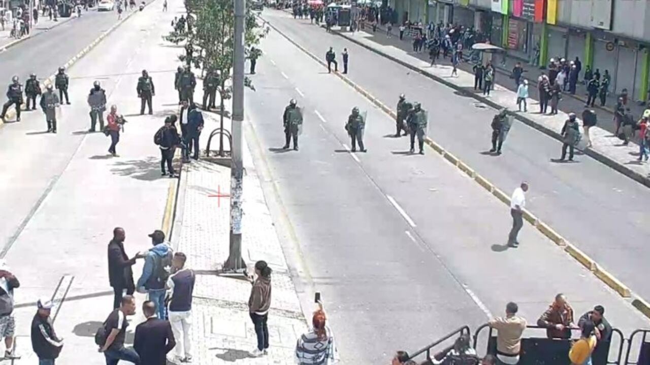 Comerciantes bloquean el tránsito en la carrera 10 con calle 9 en Bogotá, generando afectación vial en ambos sentidos viales.