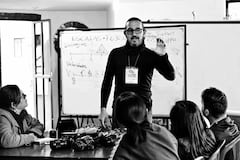 “Nuestra comunidad unicaucana se funde en un profundo abrazo y se une para lamentar el fallecimiento de nuestro querido profesor Alfredo Valderruten, una figura que, con su trabajo y su ser, se convirtió en una verdadera institución para nuestra casa de estudios”, expresaron las directivas de la Unicauca.