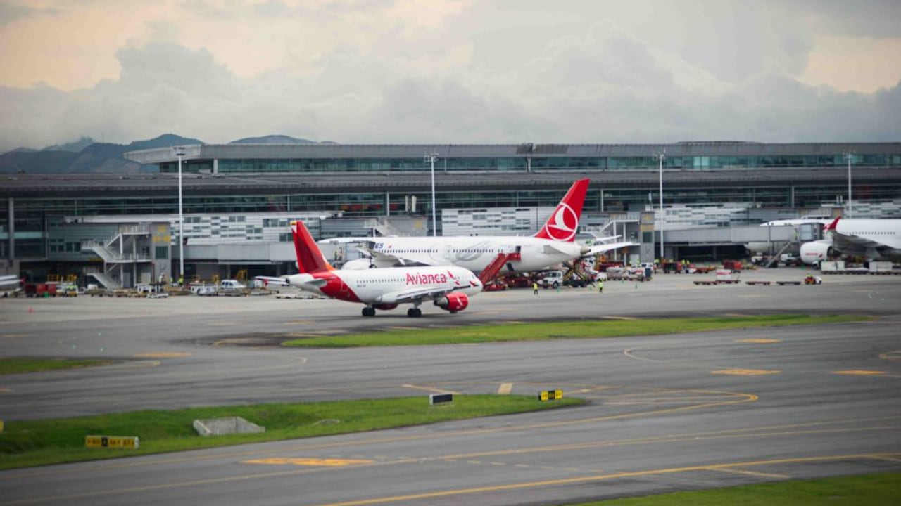 Las autoridades del Aeropuerto Internacional El Dorado han comunicado que, a causa del mal tiempo y fallas técnicas, solo la pista norte permanecerá en funcionamiento, generando preocupaciones entre los pasajeros.