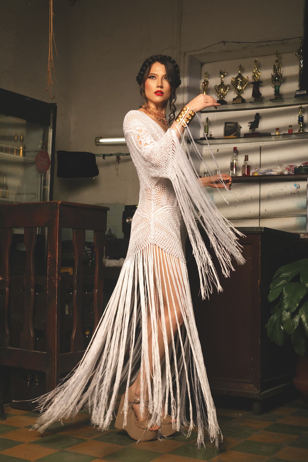 Con su nueva colección ‘Chingona’, Becerra buscó inspiración en una viajera del mundo que respeta y valora su pasado cultural.