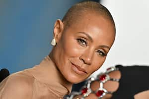 Una broma relacionada con la alopecia de Jada Pinkett por parte de Chris Rock provocó que Will Smith golpeara al presentador, sin embargo, las mujeres se continuan preguntando por qué el aspecto físico de una mujer debe ser un motivo de discusión para los demás. (Photo by Axelle/Bauer-Griffin/FilmMagic)