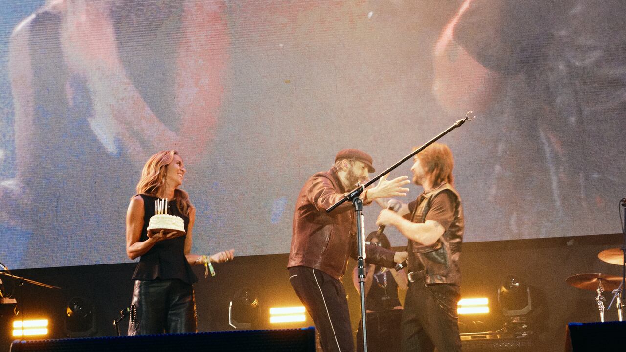 Juan Luis Guerra sorprendió a Juanes por su cumpleaños #53 en el Superconcierto de la Feria de las Flores.