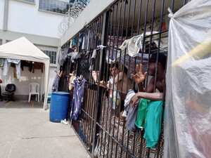 Defensoría advierte sobre hacinamiento en estación de Policía de Kennedy: 130 presos están detenidos en una carpa improvisada