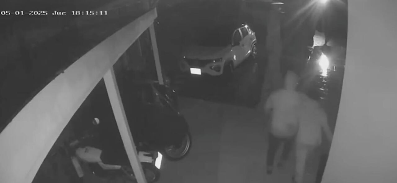 La empleada del servicio también fue sacada de la vivienda.