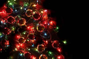 Árbol de Navidad con luces rojas.