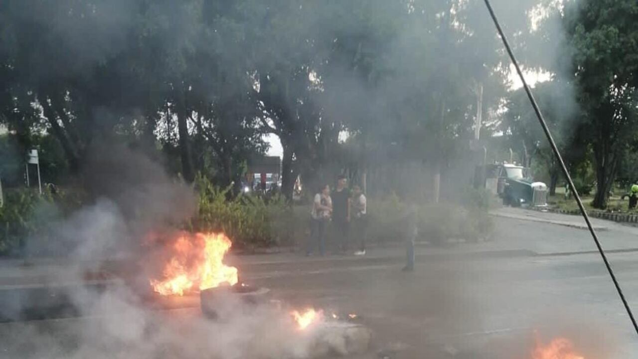 La comunidad quemó llantas en la vía para no dejar pasar los vehículos.