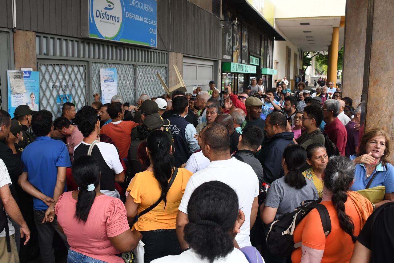 Cali:Con bloqueos viales, Continúa el drama y la pesadilla por quinto día consecutivo de miles de pacientes y usuarios de la nueva EPS para reclamar sus medicamentos en Disfarma en la av. 3n entre calles 19 y 20 Foto José L Guzmán