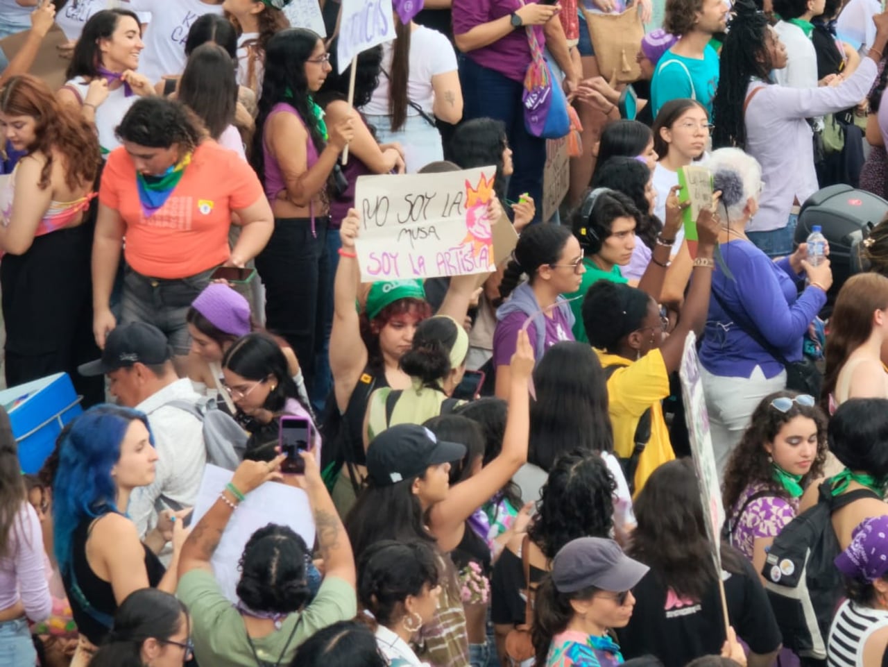 Marcha 8M en Cali - Una gran participación tiene la marcha convocada por diferentes colectivos feministas en Cali este 8 de marzo de 2025. José L. Guzmán / El País