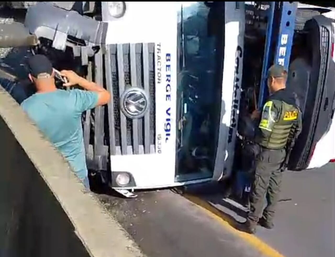 El conductor de un vehículo tipo niñera al parecer perdió el control del mismo y chocó contra un objeto fijo en el sentido Buenaventura - Buga. La Policía no reportó heridos. Foto tomada de video.