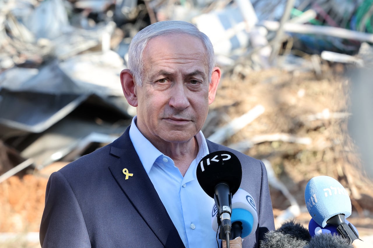 El primer ministro de Israel, Benjamin Netanyahu, entregó una declaración durante una visita al sitio del Instituto de Ciencias Weizmann, que fue alcanzado por un bombardeo de misiles iraníes, en la ciudad de Rehovot.