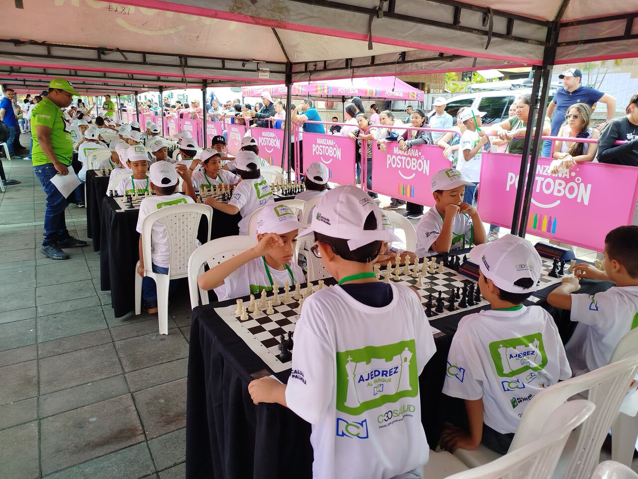Ajedrez al Parque es una iniciativa de RCN y la Liga Vallecaucana de Ajedrez para incentivar en los niños y jóvenes el amor por este deporte.
