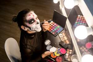 Conozca cómo hacer un maquillaje de calavera en cuestión de minutos.