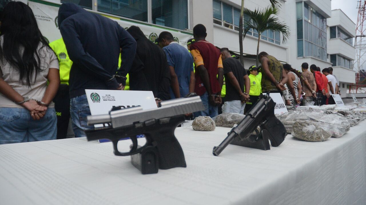 Cali: 118 personas capturadas, dedicados entre de ellas de dos bandas (los raros y los del clan) al mico tráfico afectando entornos escolares y el parque del avión.