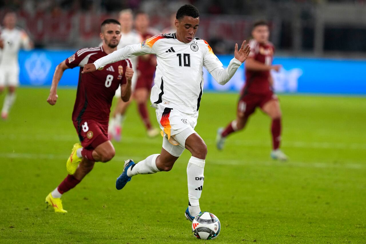 Jamal Musiala de Alemania corre para anotar el segundo gol de su equipo durante el partido de fútbol de la Liga de Naciones de la UEFA entre Alemania y Hungría en el Merkur Spiel-Arena en Dusseldorf, Alemania, el sábado 7 de septiembre de 2024. (Foto AP/Michael Probst)