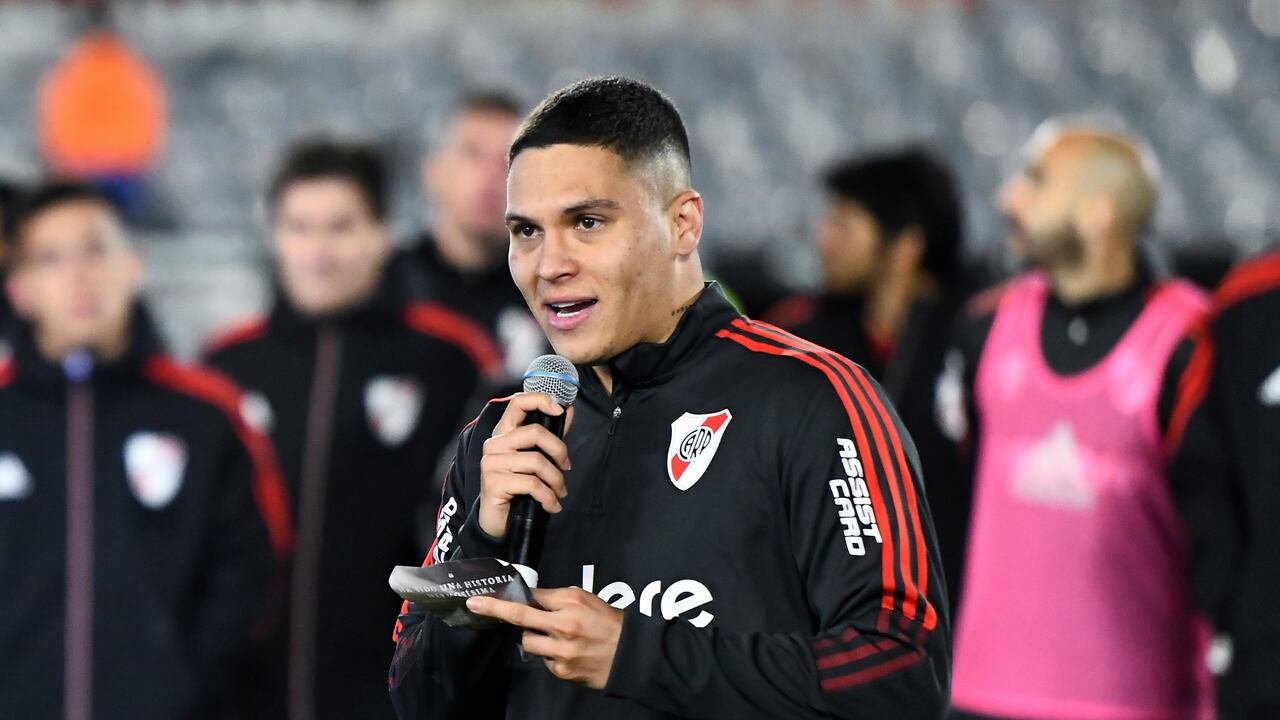 BUENOS AIRES, ARGENTINA - OCTOBER 16: Juan Fernando Quintero of River Plate reads a letter to Marcelo Gallardo head coach of River Plate (not in frame) after a match between River Plate and Rosario Central as part of Liga Profesional 2022 at Estadio Más Monumental Antonio Vespucio Liberti on October 16, 2022 in Buenos Aires, Argentina. (Photo by Rodrigo Valle/Getty Images)
