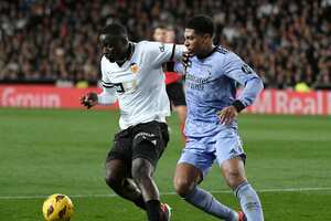 El defensa guineano #04 del Valencia Mouctar Diakhaby compite con el centrocampista inglés #5 del Real Madrid Jude Bellingham durante el partido de fútbol de la liga española entre el Valencia CF y el Real Madrid en el estadio de Mestalla en Valencia el 2 de marzo de 2024 (Foto de Jose Jordan / AFP)