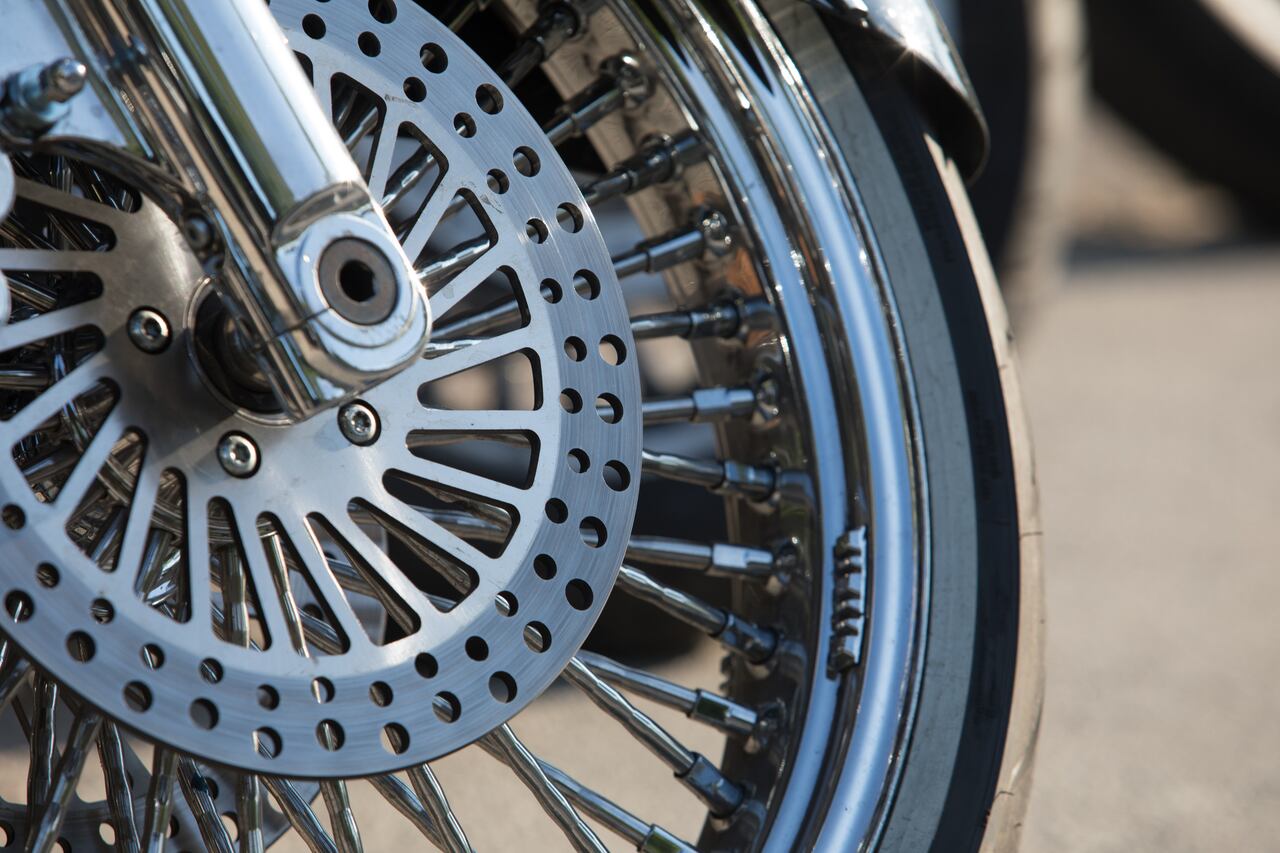 Dentro de los ejemplos registrados se encuentran bufandas, capas, chalinas y abrigos largos que se enredan con la rueda.