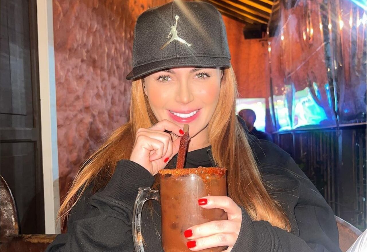 Sara Uribe fue sorprendida en una fiesta mientras besaba a un misterioso hombre.