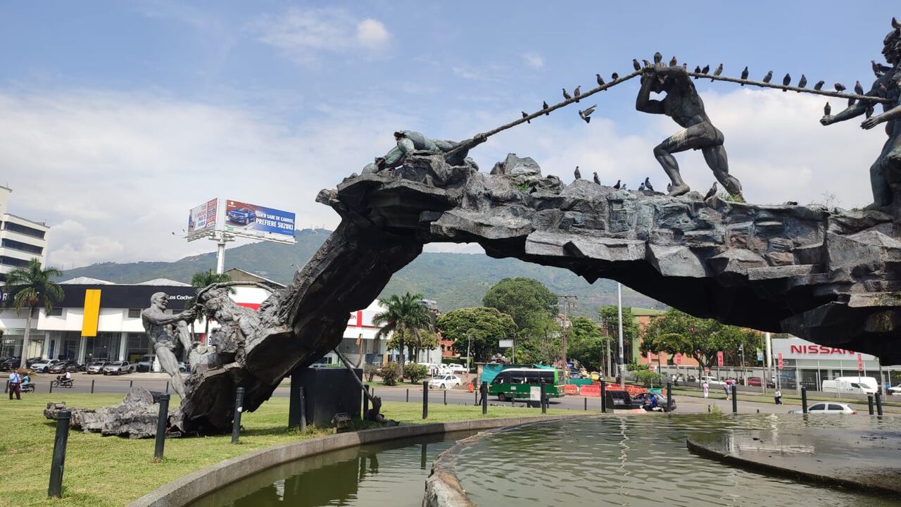En la mañana de este jueves el monumento amaneció fracturado en dos. Foto: Jorge Orozco / El País