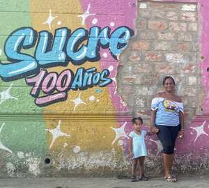 Desde hace un año Zoe, la hija de Jhoanna, asiste a una guardería del Icbf donde da los primeros pasos de su proceso de formación. Aunque Johanna no tiene trabajo, generalmente ocupa sus días estando a cargo del alquiler de cuartos que pudo organizar en su casa.