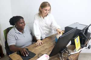 Natalia Osorio gerente de Naturesse con Bilma (con B) jóven del programa "Cali si se puede" de Compromiso Valle quién obtuvo su primer empleo formal en esta compañía de productos de cuidado personal.