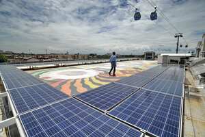 El alcalde Maurice Armitage presentó la IPS Siloé, un centro de salud que beneficia a la Comuna 20 y apunta a convertirse en el 'hospital verde' modelo de Colombia por su funcionamiento con paneles solares así como un sistema para reutilizar el agua lluvia. Cuenta con un helipuerto para el dron que transporta pruebas médicas. Foto: Oswaldo Páez / El País