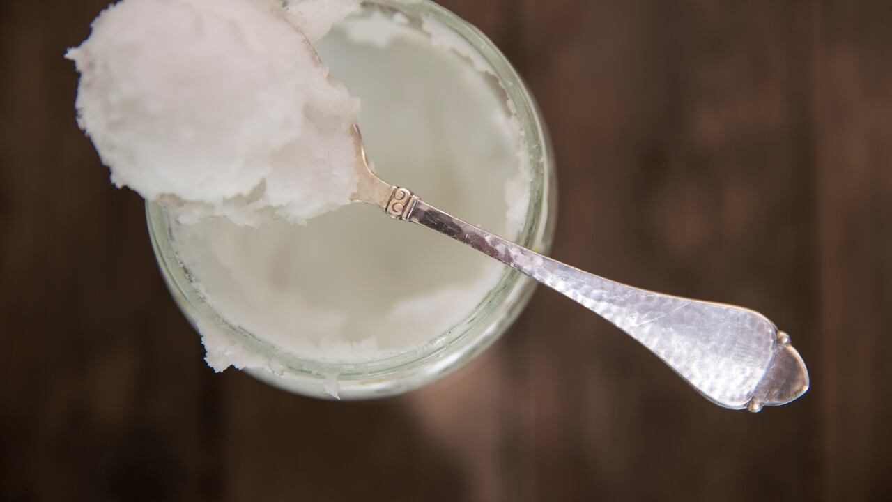 El aceite de coco prensado en frío es una de las mejores fuentes de grasas saludables.