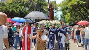 Con fe los feligreses realizan el recorrido recordando la pasión de Jesús.