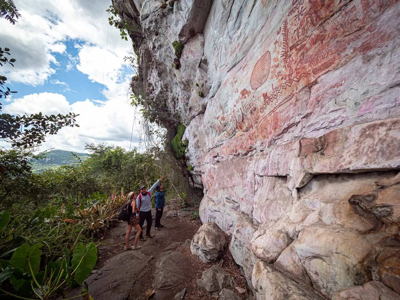 En estos muros de piedra quedaron plasmadas escenas de cacería, pesca y danzas rituales, junto a imágenes de plantas y animales que permiten entender cómo los antiguos pobladores interpretaban el mundo que los rodeaba.