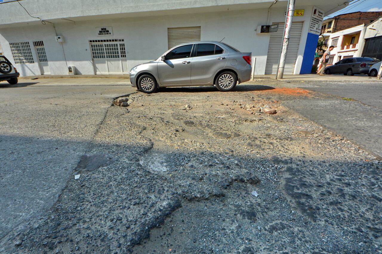 Vías en mal estado y huecos peligros en Cali. Dirección. Carrera 13A con calle 9 B barrio Alameda.