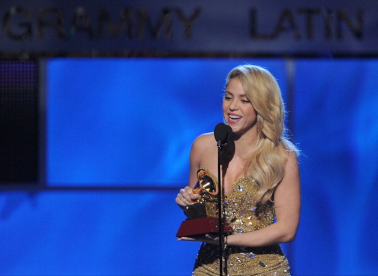 Shakira recibiendo un Grammy en 2011. (Photo by Kevin Winter/Getty Images for Latin Recording Academy)