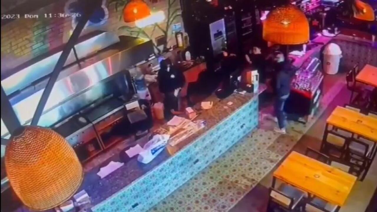 Este es el momento en que los delincuentes amenazan al personal y clientes del restaurante.