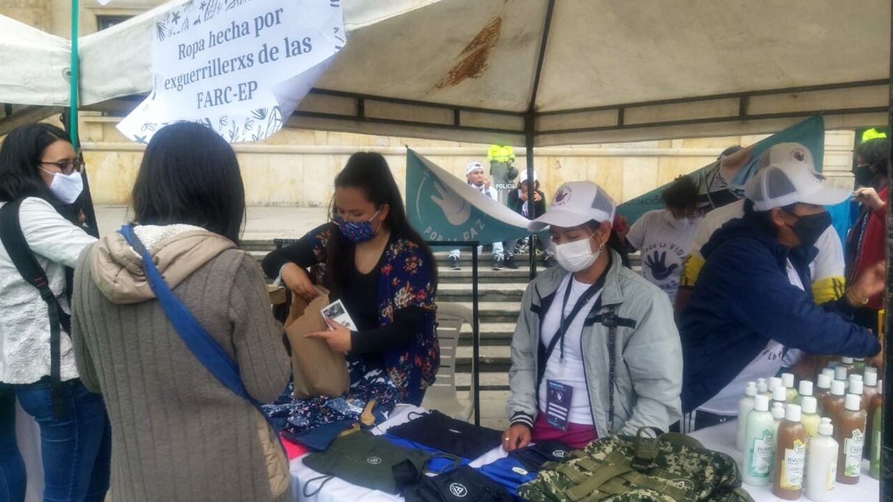 La feria “Estamos cumpliendo” reunió cerca de 15 proyectos de excombatientes en la plaza de Bolívar de Bogotá. El evento hizo parte de la peregrinación para reivindicar su compromiso con la paz.