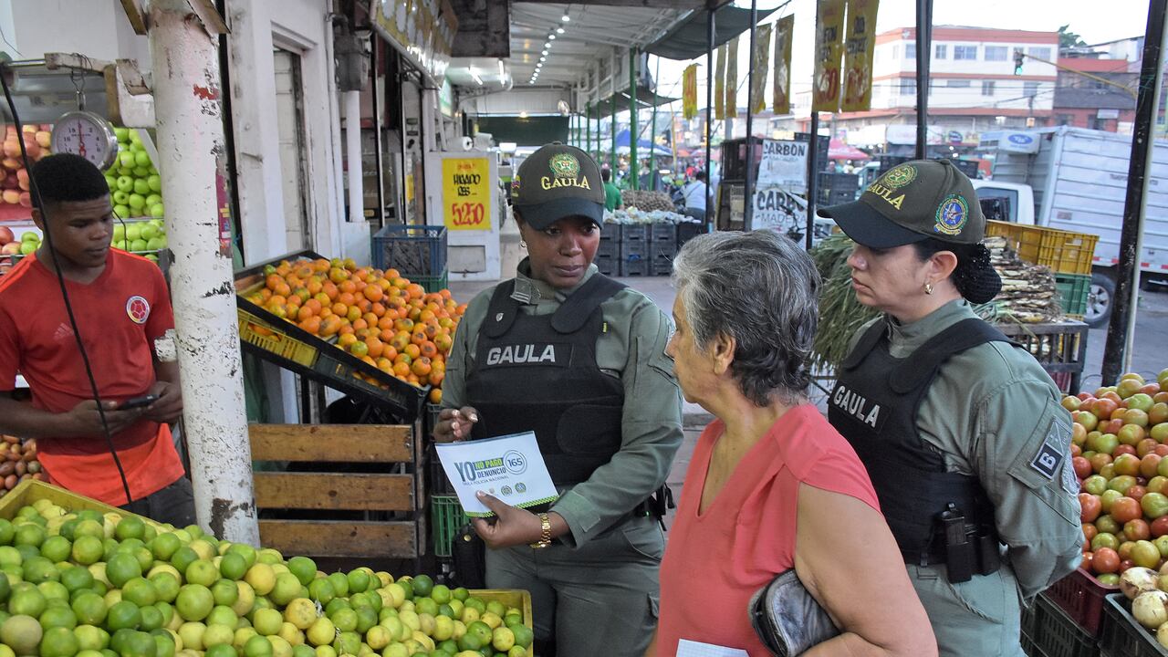 La Secretaría de Seguridad y Justicia y La Policía Metropolitana de Cali Con más de 200 uniformados se tomaron la galería se Santa Elena para contrarrestar los delitos de extorsión, microtráfico y otros flagelos que afectan esta plaza de mercado.