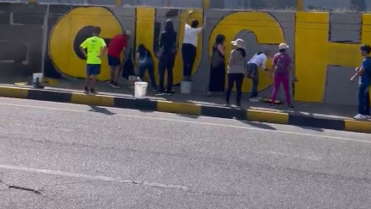 Mujeres y jóvenes artistas populares pintan en solidaridad con las buscadoras de Medellín y la verdad histórica.