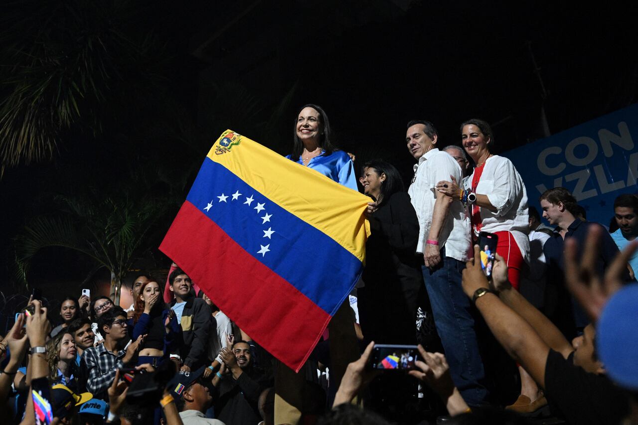 La precandidata presidencial venezolana del partido opositor Vente Venezuela, María Corina Machado (C), celebra los resultados de las elecciones primarias de la oposición en la sede de su partido en Caracas el 22 de octubre de 2023.