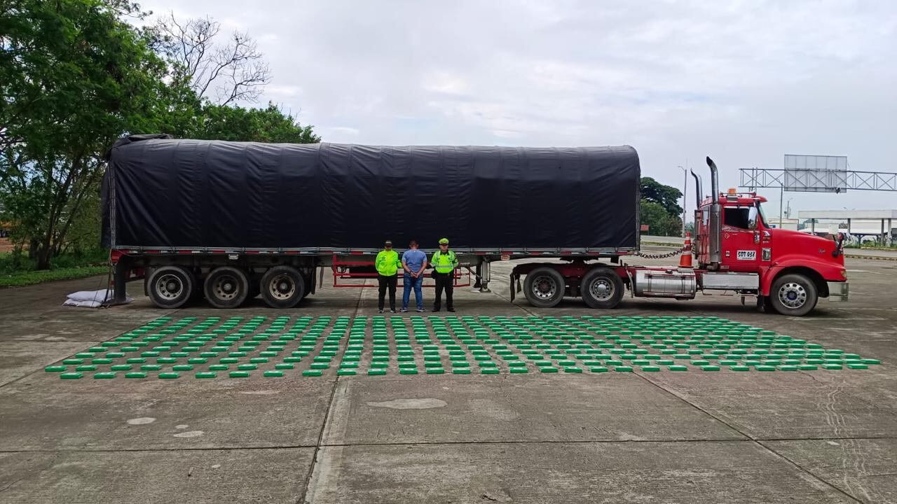 Otro de los cargamentos se desplazaba por las vías del Valle del Cauca en un tractocamión.
