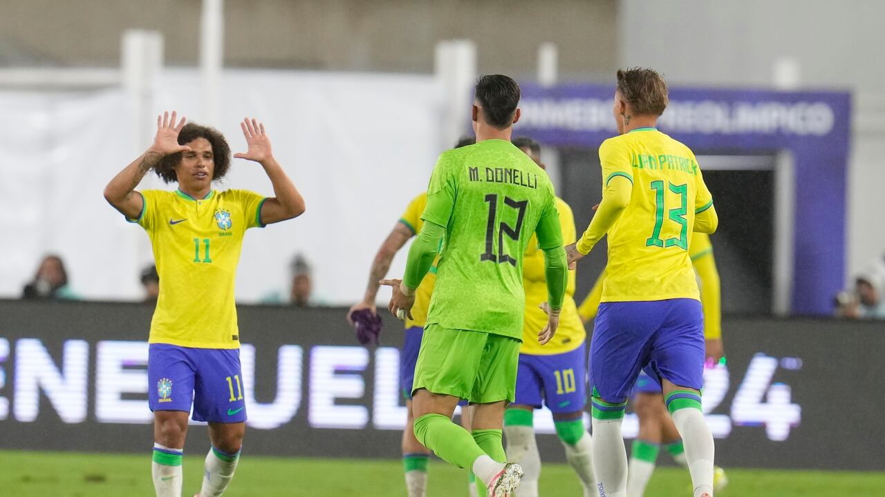 Los jugadores de Brasil celebran su victoria por 2-1 sobre Venezuela al final del partido de fútbol del torneo preolímpico sudamericano sub-23 en el estadio Brígido Iriarte en Caracas, Venezuela, el jueves 8 de febrero de 2024. (Foto AP/Matias Delacroix)