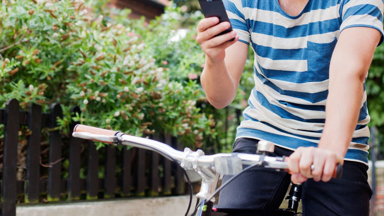 La historia de un niño de 14 años que se fue de su casa para vivir con una mujer mayor