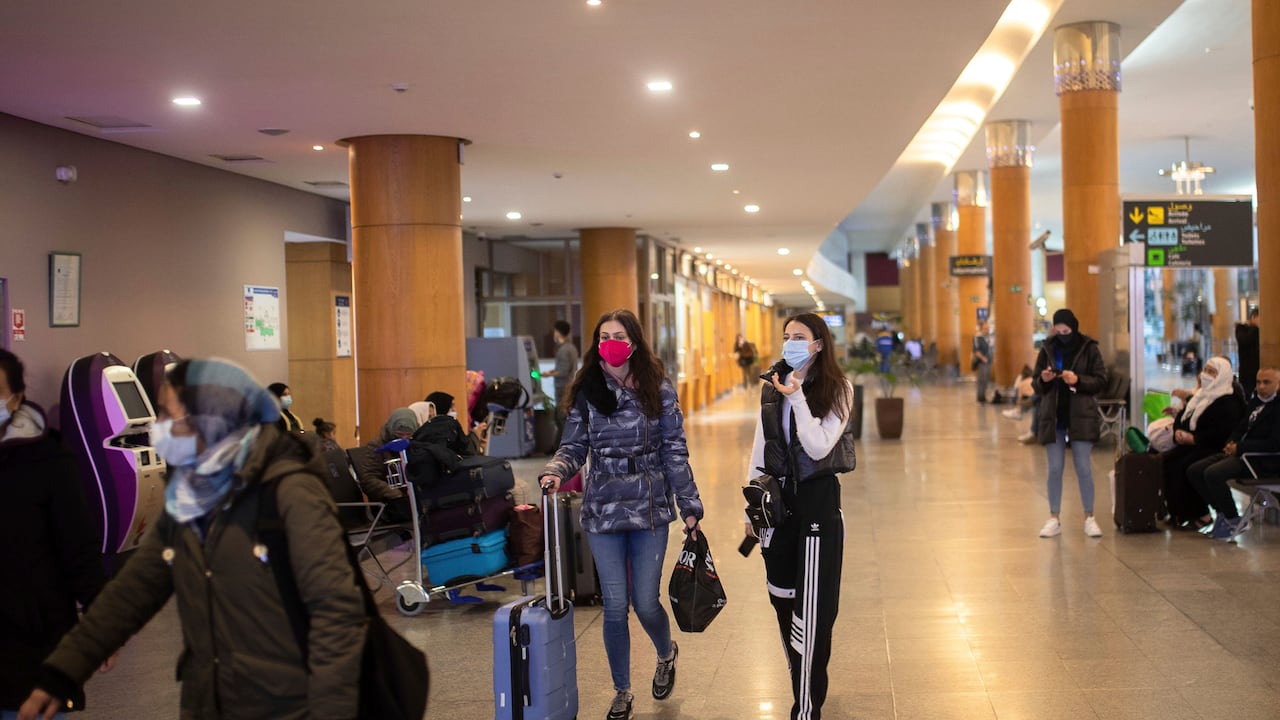 La variante fue detectada recientemente en Sudáfrica y fue calificada como “un riesgo muy alto” por la OMS.