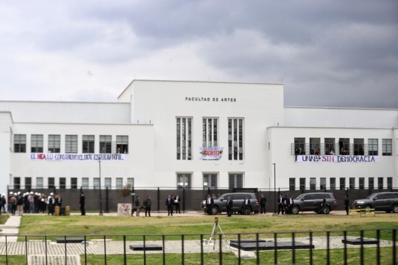 Directivos de la Universidad Nacional ordenan desalojar la institución por amenaza de explosivo.