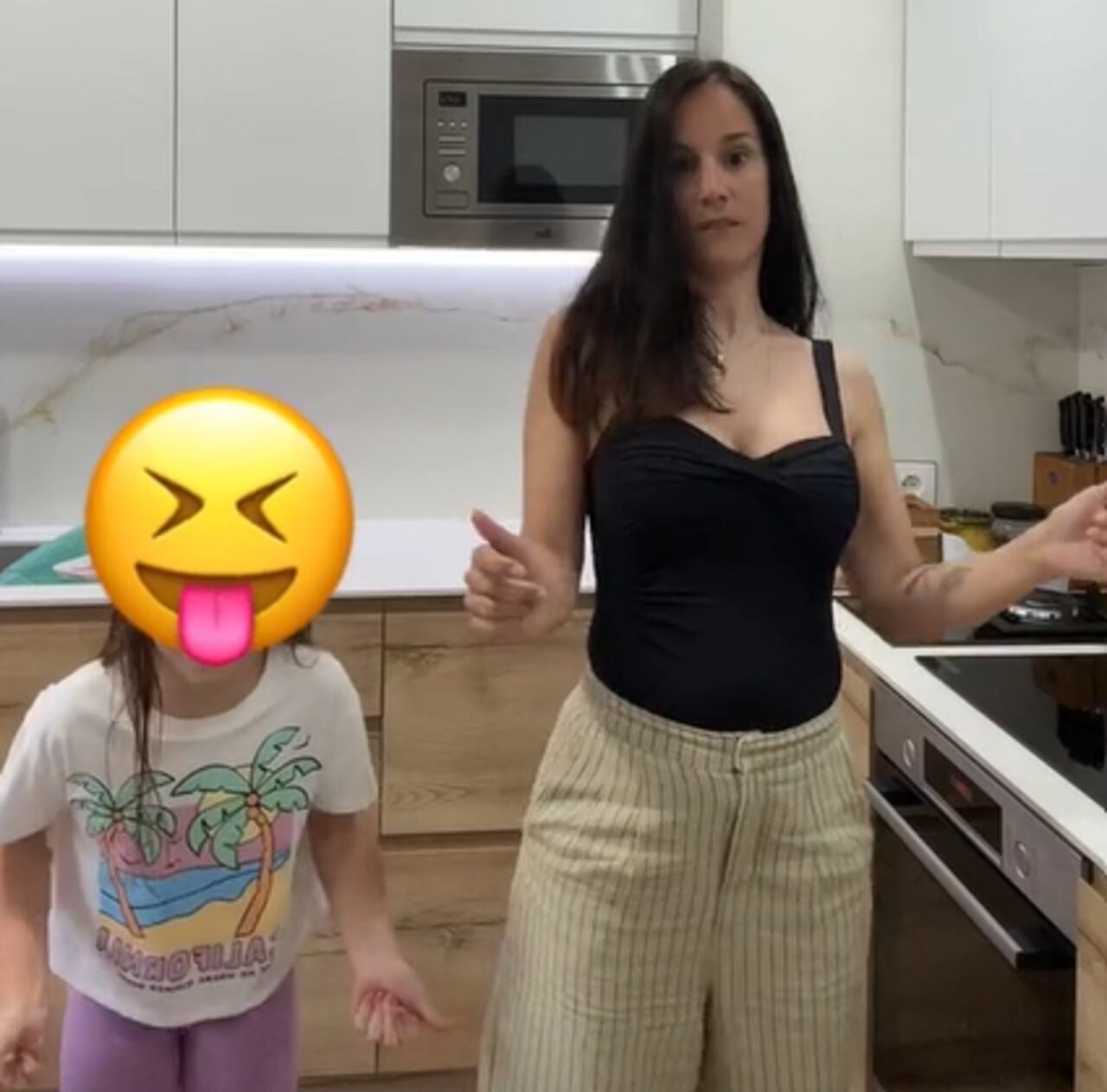 Helena con una de sus hijas haciendo uno de los populares bailes de TikTok.