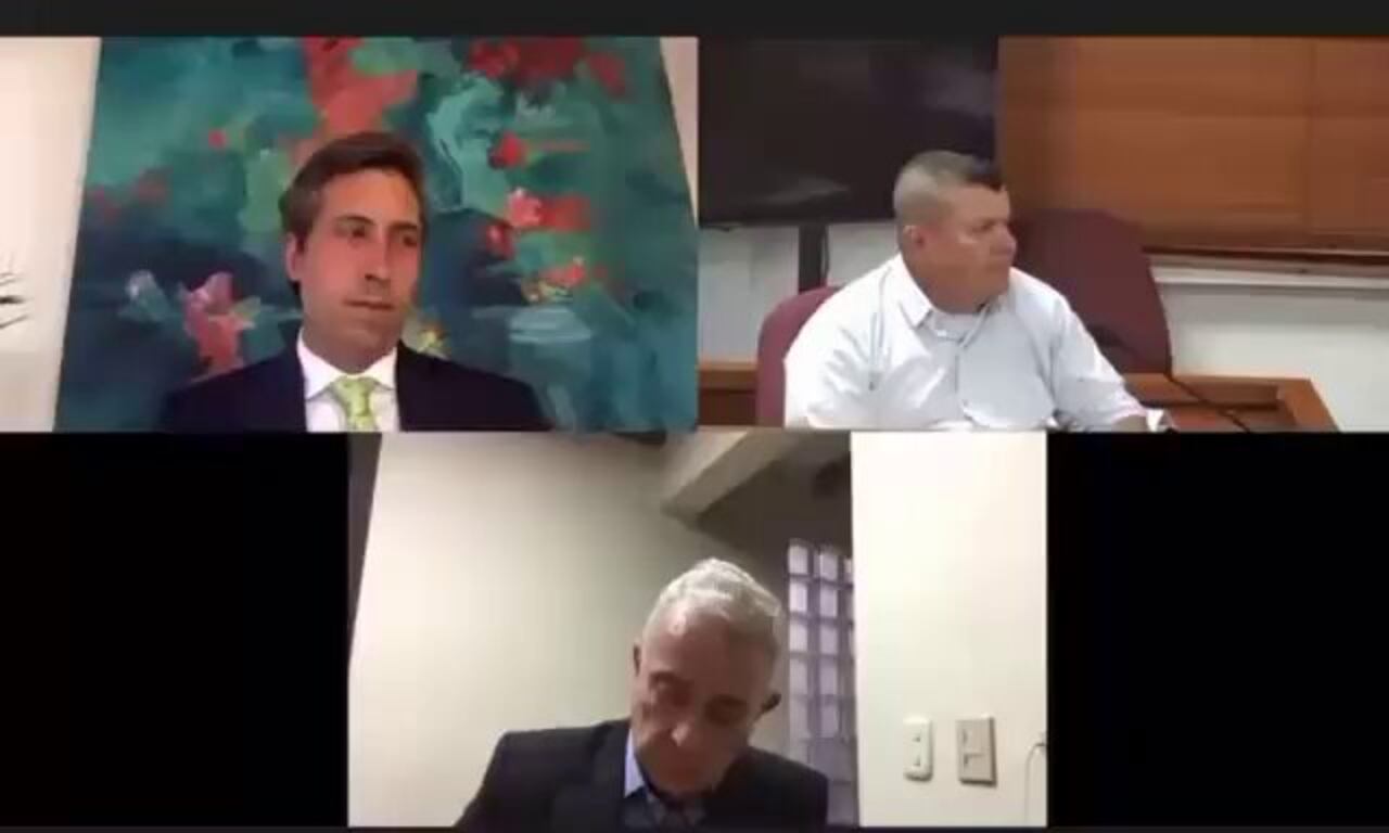 Caliche está testificando a favor de Uribe.