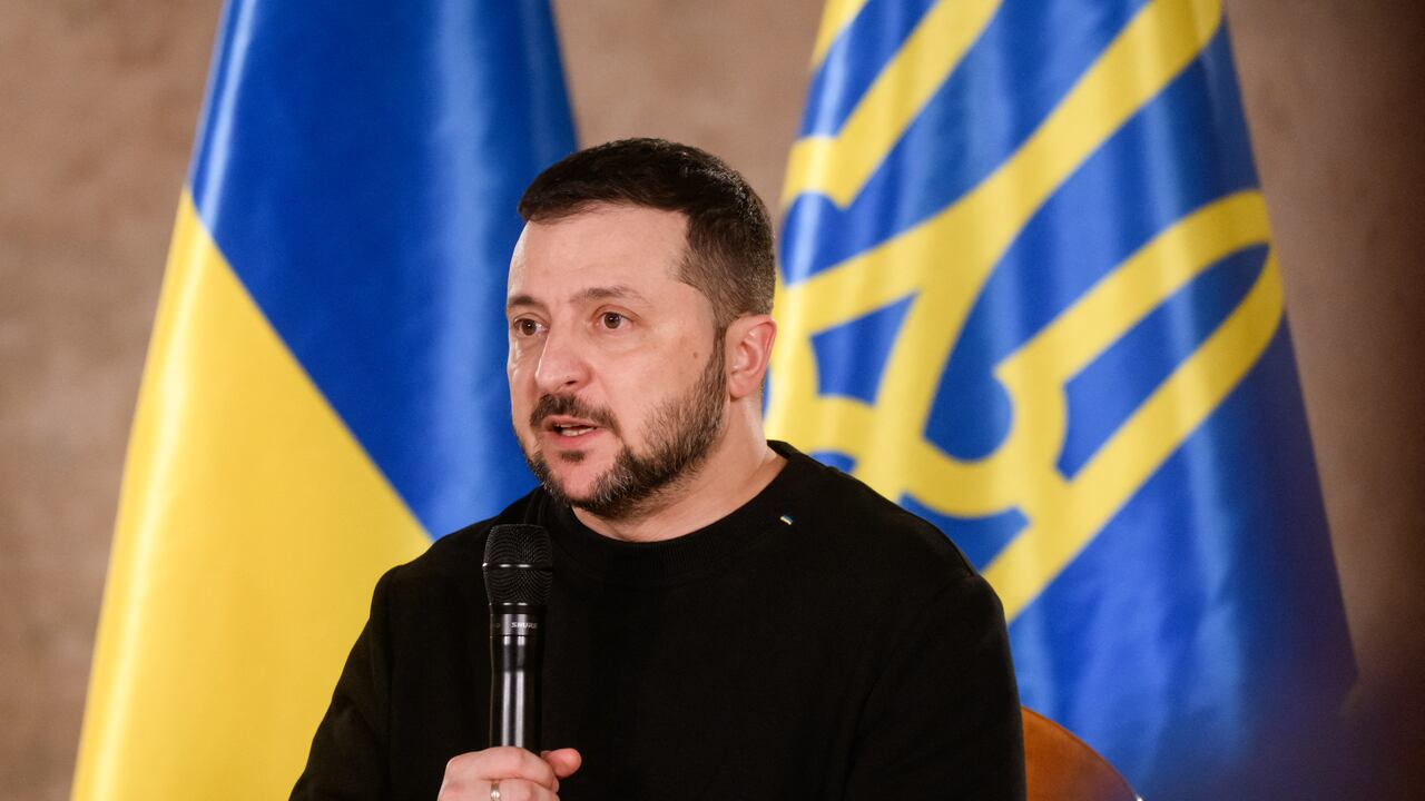 El presidente de Ucrania, Volodymyr Zelensky, habla durante una sesión de preguntas y respuestas con representantes de los medios internacionales en el Museo Nacional de Historia de Letonia el 11 de enero de 2024 en Riga, Letonia. (Foto de Gints Ivuskans / AFP)