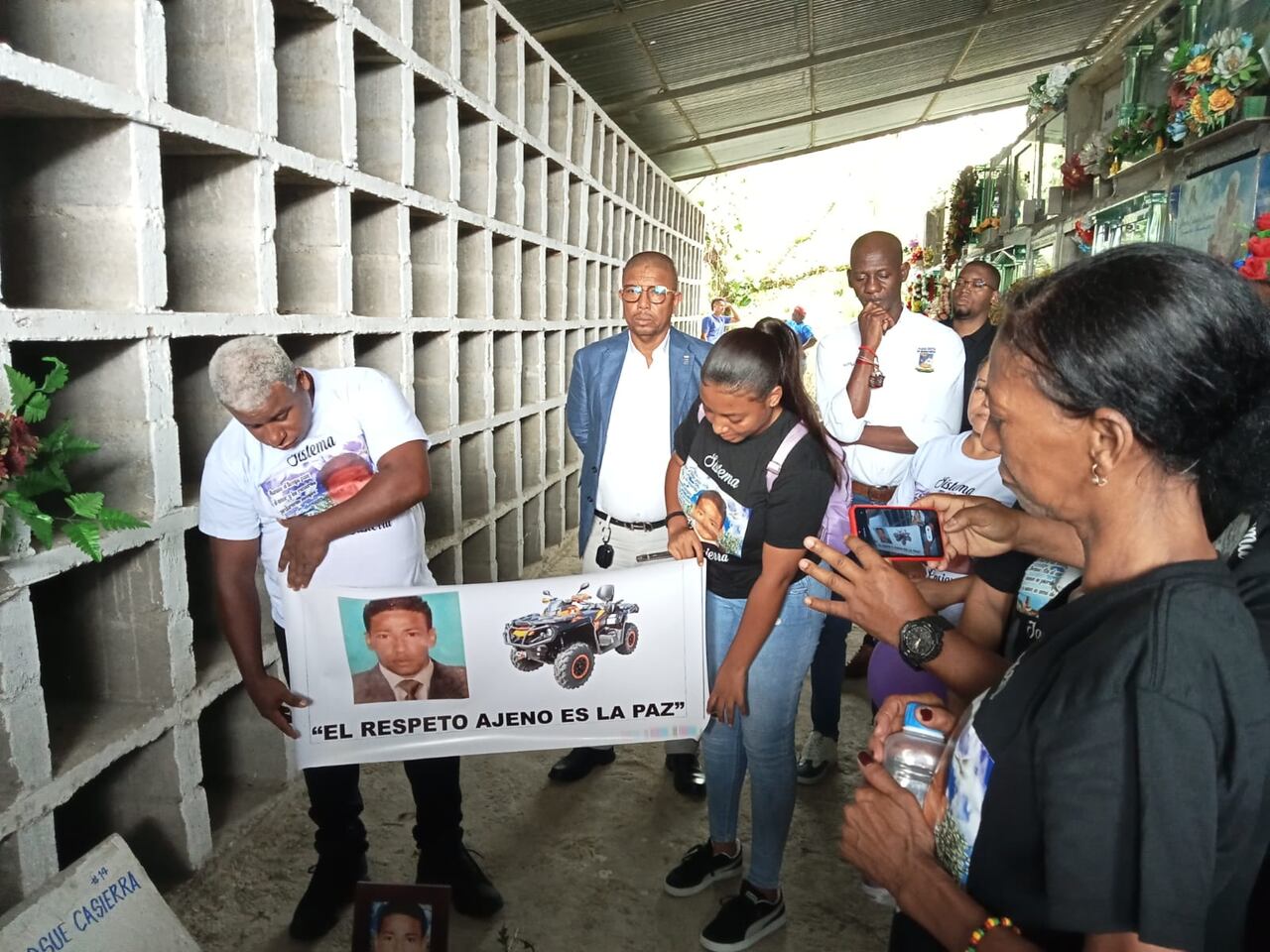 Los restos de Josué Casierra, un reconocido mecánico de Buenaventura, cuyo cráneo fue encontrado de manera fortuita en el estero de San Antonio, fue sepultado por sus familiares.
