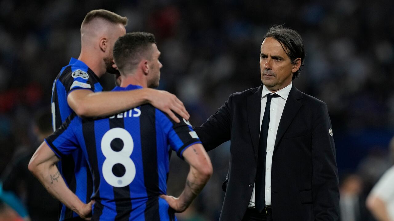 El entrenador en jefe del Inter de Milán, Simone Inzaghi, a la derecha, consuela a sus jugadores al final del partido de fútbol final de la Liga de Campeones entre el Manchester City y el Inter de Milán en el Estadio Olímpico Ataturk en Estambul, Turquía, el domingo 11 de junio de 2023. El Manchester City derrotó al Inter de Milán. 1-0. (Foto AP/Antonio Calanni)