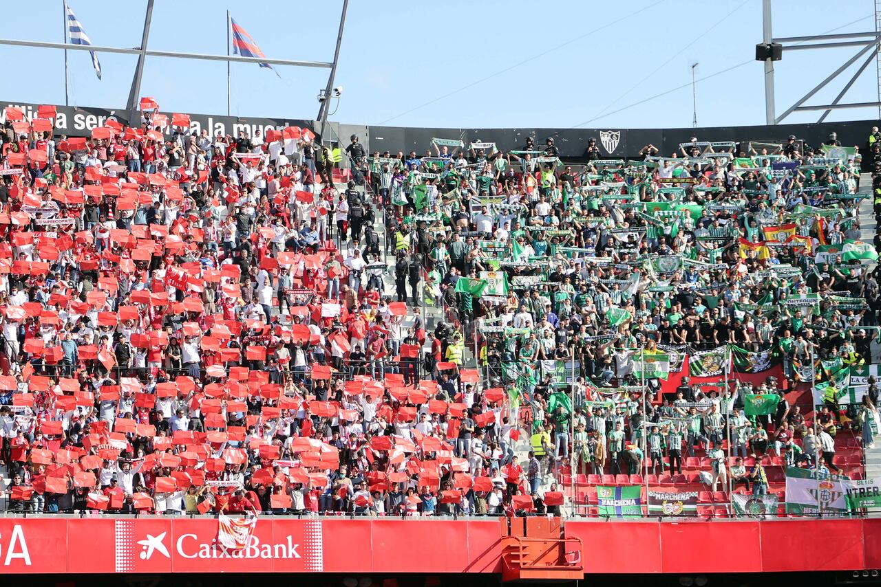 Hinchas del Sevilla y el Real Betis durante una de las ediciones del Derbi Sevillano.