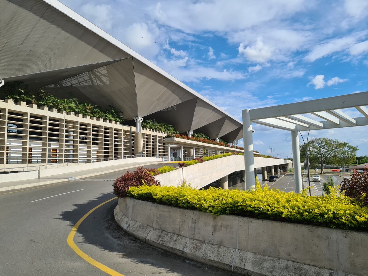 El aeropuerto Alfonso Bonilla Aragón actualmente trabaja en algunas rutas objetivo hacia Ecuador, Perú y España, destinos que tienen una buena demanda en la región. Foto Especial para El País.